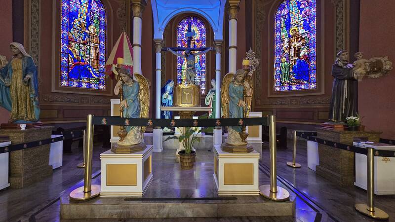 Altar-Mor e Símbolos Religiosos